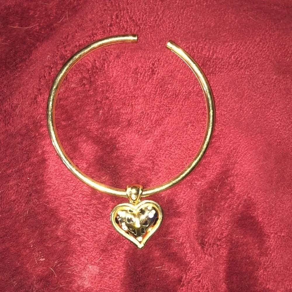 Floating puffed HEART gold tone flexible choker W/ reversible heart pendant